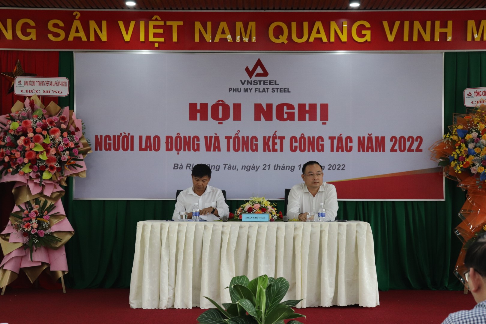 Đoàn chủ tịch Hội nghị Đ/c Nguyễn Tấn Hoành – Tổng giám đốc (ngồi thứ nhất bên trái), Đ/c Võ Văn Nguyên – Chủ tịch công đoàn (ngồi thứ nhất bên phải)