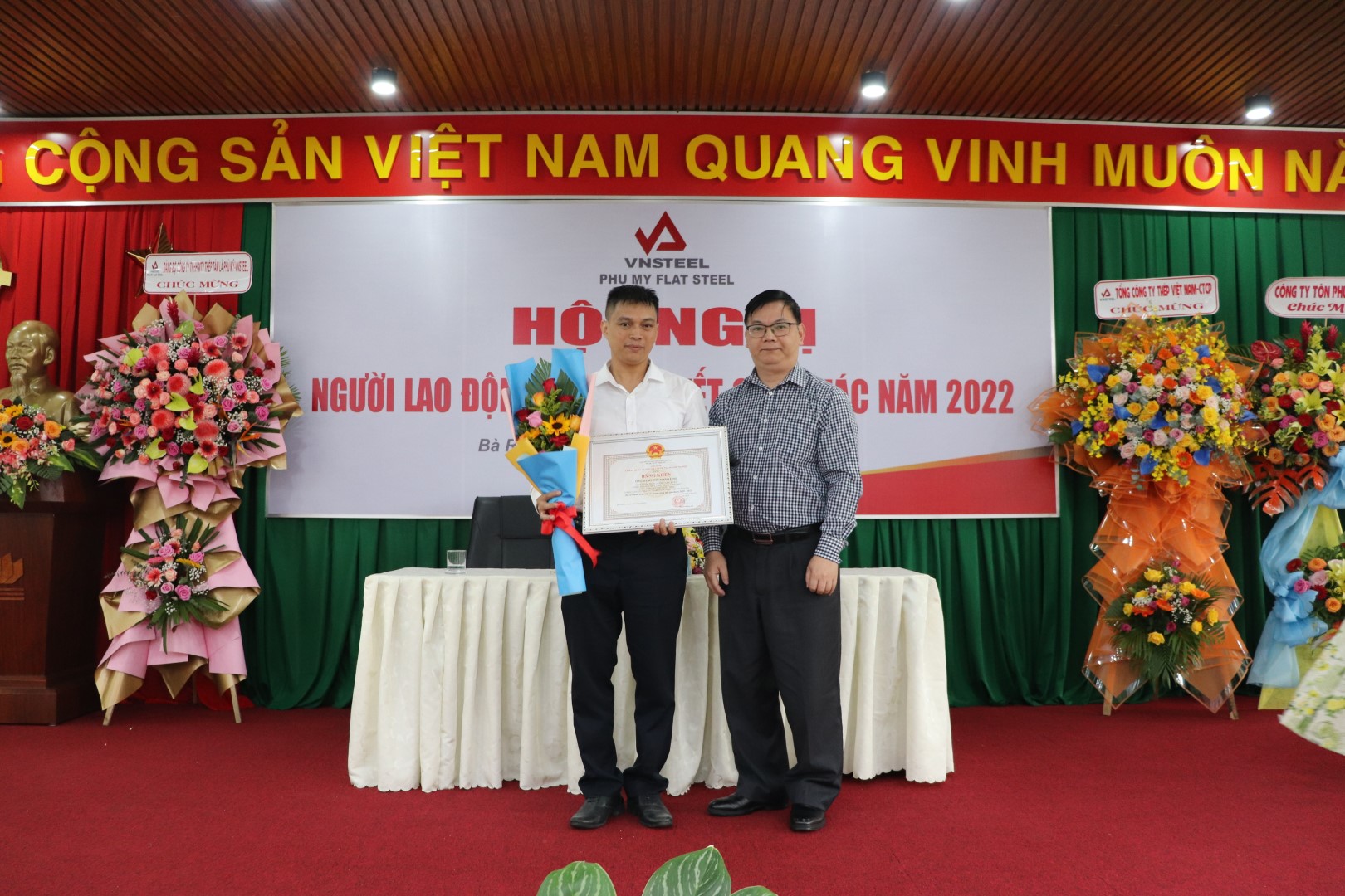 Ông Lê Sông Lai – Tổng giám đốc Tổng công ty Thép Việt Nam-CTCP trao bằng khen cho Ông Đặng Thế Mạnh Linh – Quản đốc phân xưởng Sản Xuất.
