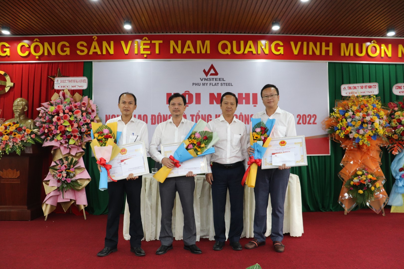 Ông Nguyễn Minh Huy – Chủ tịch HĐTV công ty trao thưởng cho các tập thể (Px Cơ Điện, Phòng TCKT, Phòng KHKD)