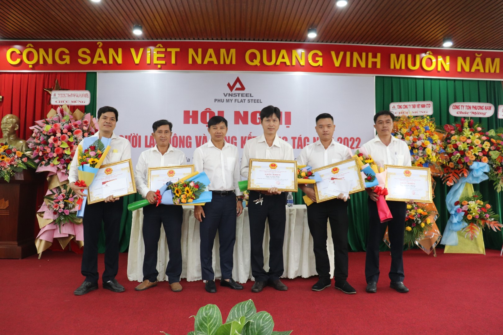 Ông Nguyễn Tấn Hoành – Tổng giám đốc công ty trao khen thưởng cho các cá nhân