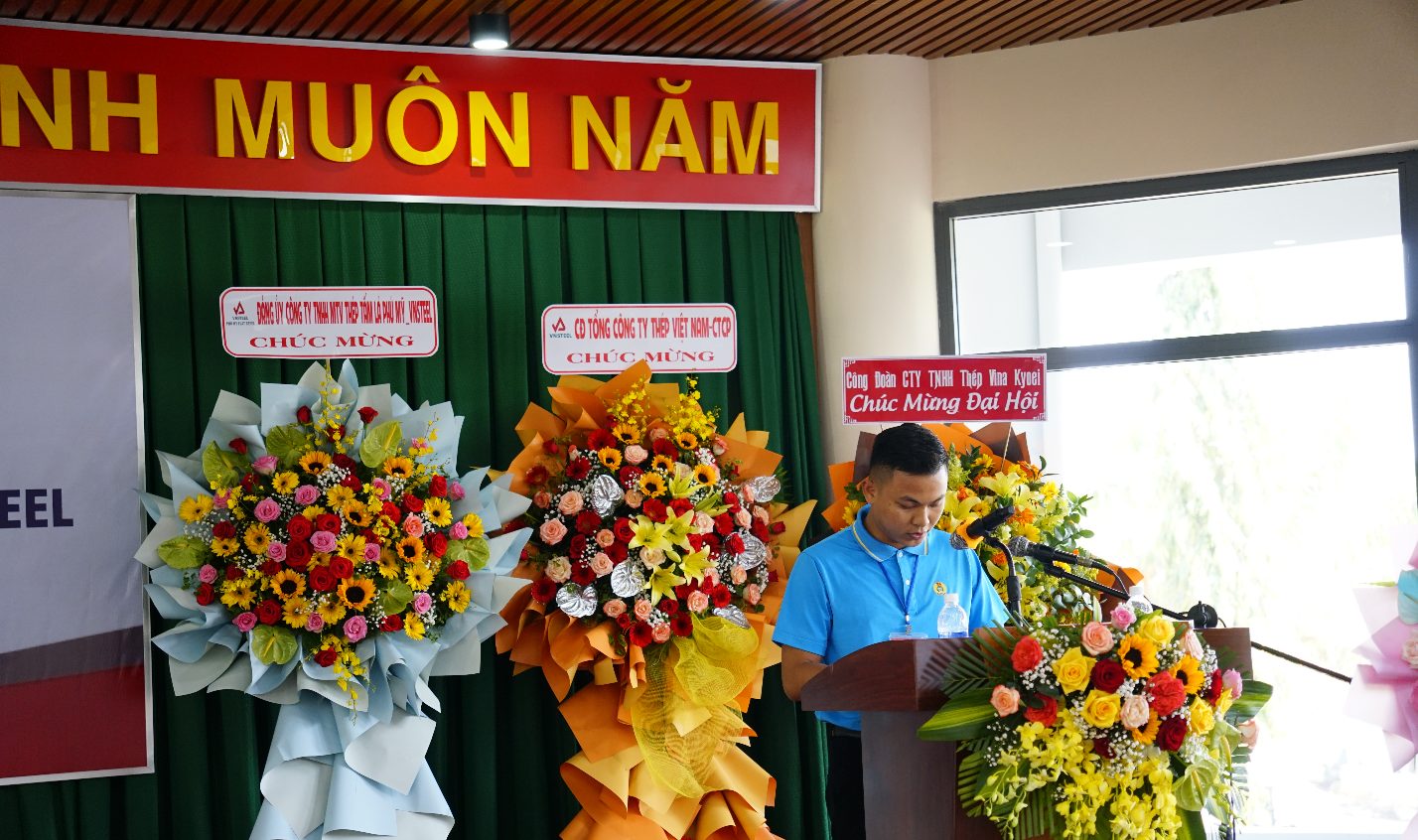 Đồng chí Nguyễn Đình Phúc-Đoàn thư ký trình bày dự thảo Nghị quyết Đại hội