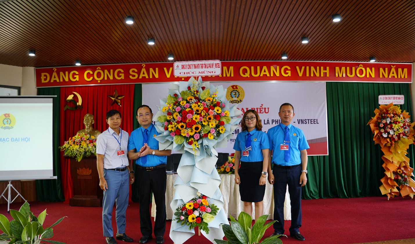 Đồng chí Nguyễn Tấn Hoành- Phó Bí thư Đảng ủy, Tổng Giám đốc Công ty tặng hoa chúc mừng Đại hội