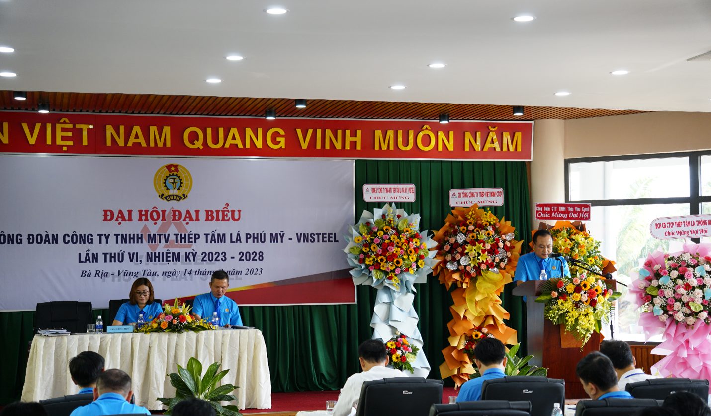 Đồng chí Võ Văn Nguyên –Chủ tịch Công đoàn trình bày báo cáo và làm công tác nhân sự