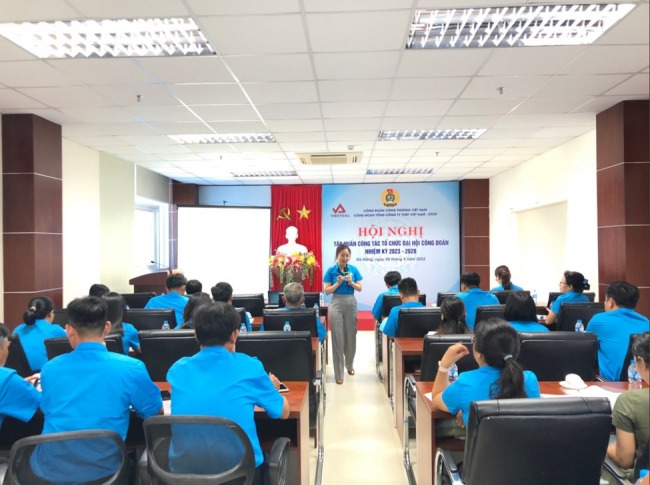 Đ/c Phạm Thị Hải - UV BTV Công đoàn TCT lên lớp với chuyên đề Hướng dẫn về Công tác bầu cử trong Đại hội
